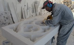 Luis elabora una pieza de ornamentación para el palacio Santa Cruz, en  Valladolid. ::                             FOTOGRÁFIAS DE L. SANCHO
