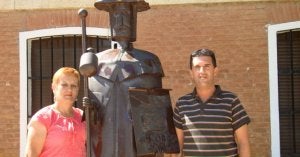 La alcaldesa Mercedes Saldaña y el concejal de fiestas Sergio Antón junto al monumento al peregrino en Revenga de Campos. ::
EL NORTE