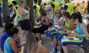 Un grupo de jóvenes peñistas disfrutan de la macarronada a la sombra de un bando en la Alamedilla. ::
JAVIER SEGOVIA