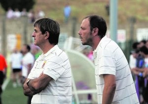 Juanjo Rodríguez, a la derecha, junto a Pepe Calvo, durante el partido de pretemporada contra el Cristo Atlético. ::                             MERCHE DE LA FUENTE