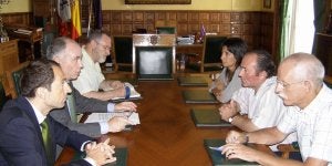 Reunión del alcalde y los concejales con los vecinos de San Juanillo celebrada ayer. ::
EL NORTE