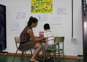 Una monitora, con uno de los alumnos del campamento de verano. ::
R. CASADO