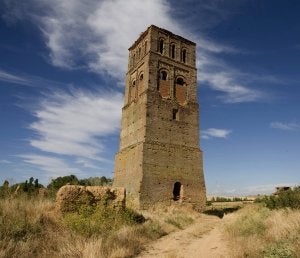 La torre mudéjar de la antigua iglesia de Villacreces es uno de los únicos testimonios de la presencia humana en la desaparecida localidad. ::                             FOTOGRAFÍAS DE GABRIEL VILLAMIL