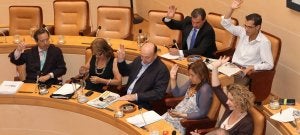 Concejales del grupo municipal del PP en el último Pleno, con los escaños de los cuatro dimisionarios vacíos. ::
ANTONIO TANARRO
