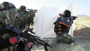 Dos participantes en una experiencia Airsoft. ::
EL NORTE