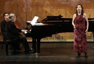 Una de las participantes en el concurso de canto. ::
EL NORTE