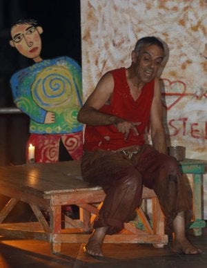 El único actor de la obra, en plena representación. ::
R. CASADO