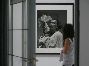 Una visitante observa el retrato que Catalá-Roca hizo a Dalí. ::
GABRIEL VILLAMIL