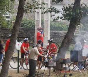 Imagen de las barbacoas encendidas en Riomanzanas. ::
R. CASADO