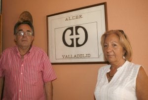 El presidente de Alcer Valladolid, Alfonso San José, junto con la vicepresidenta, Carmen Martínez, en la sede. A la derecha, la carta de protesta que mandaron a la Consejería de Sanidad :: ISABEL SANZ