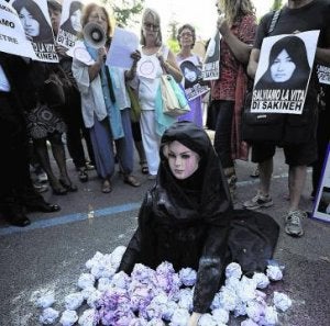 Manifestantes frente a la Embajada de Irán en Roma. ::
F. M.-AFP