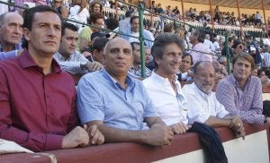 Salvatore Encino (representante de Florencia), Earl Critteden (jefe de Gabinete de Orlando) y Paolo Perrone (alcalde de Lecce) asistieron a la corrida junto a Javier León de la Riva y Carlos Suárez. ::
REPORTAJE GRÁFICO HENAR SASTRE Y RAMÓN GÓMEZ