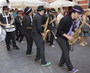 'Los hombres de Carlos' animan las casetas del centro. ::
LUIS LAFORGA