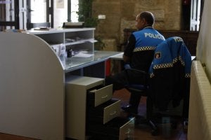 Un agente municipal atiende una llamada de un ciudadanos que pregunta por un objeto extraviado. ::                             R. CASADO