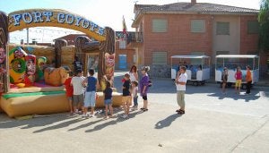 Los pequeños disfrutan de las fiestas el pasado año. ::
R. CASADO