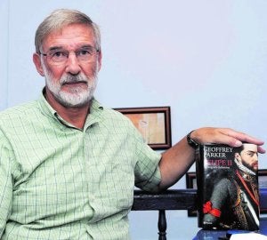 Geoffrey Parker, con su última biografía de Felipe II, que presenta la próxima semana. ::
RICARDO OTAZO