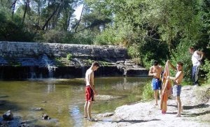 Bañistas en la presa de Mínguela sobre el Cega. ::
C. CATALINA