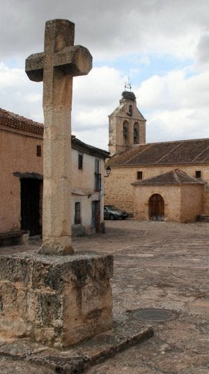 Crucero de piedra e iglesia de la Virgen de la Asunción. ::
M. RICO