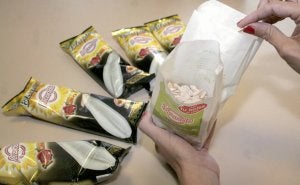 Imagen de la doble bolsa de papel para depositar las pipas y las cáscaras. ::                             VICTOR HERRERO