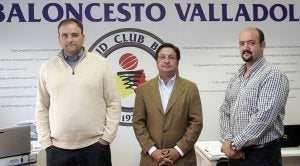 Eduardo Pascual, José Luis Mayordomo y David Yustos posan en las oficinas del club. ::                             A. QUINTERO