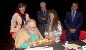 Una alumna entrega un obsequio al pintor. ::                             J. F.