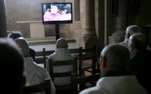 Un grupo de monjes observa desde la Trapa la misa de canonización de Rafael Arnáiz hace un año. ::
J. RUIZ