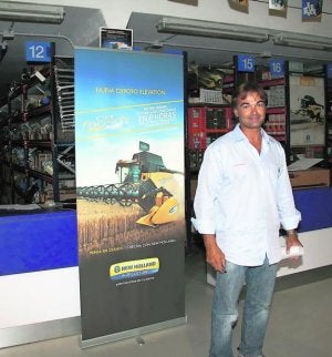 José María Sanz, gerente, en la tienda de Repuestos Agrícolas en Segovia. ::
MÓNICA RICO