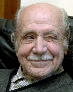 Manuel Alexandre, haciendo un guiño en 2003. ::                             J. J. GUILLÉN-EFE