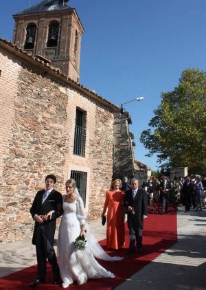 Los novios caminan por la alfombra roja. ::
F. DE LA CALLE