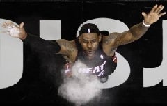 Lebron James y su particular juego con el talco, todo un clásico ya antes de los encuentros. ::
ERIC GAY-AP