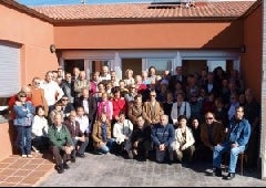 Vecinos de la comarca posan ayer junto a representantes institucionales en el exterior del edificio. ::
EL NORTE