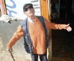 Antonio Barrul, de «ochenta y tantos años», en su chabola. :: J. S.