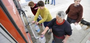 Vecinos de Salvador de Zapardiel recogen agua del camión cisterna. ::                             FRAN JIMÉNEZ