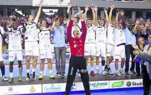 José Javier Hombrados, portero del Ciudad Real, levanta el trofeo de la última Supercopa. :: EFE