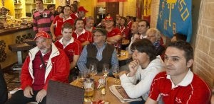 Las caras de resignación y decepción de los aficionados reunidos en el bar Estadio reflejan la agonía de Alonso en la pista de Yas Marina. ::
REPORTAJE GRÁFICO MIGUEL Á. SANTOS