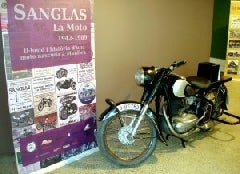 Una de las motocicletas junto al cartel del Salón AutoRetro de Barcelona. ::                              S. DE GARNICA