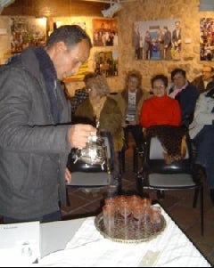 Un marroquí sirve el té, durante las jornadas. ::
FOTOS DE NURIA ESTALAYO