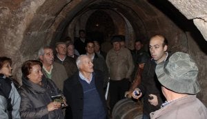 Los baltanasiegos escuchan las explicaciones del guía en la bodega de las Ánimas. ::
LUIS ANTONIO CURIEL