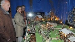 Tres personas observan el nacimiento instalado en el centro de San José.  ::
JAVIER SEGOVIA