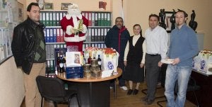 Desde la izquierda, Jesús Santos (Lactoduero), Melchor (AMPA), la hermana Loreto, Gerardo León (Stem Cell) y Jorge Delgado (Ceas). ::
BORJA BARBA