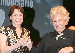 Luz Casal y Lola Herrera recogieron sus galardones en la gala de los Premios Juan Bravo de 2009. ::                             DE TORRE