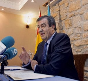Francisco Álvarez-Cascos, ayer, durante su comparecencia ante los medios en Oviedo. ::
A. MORANTE-EFE