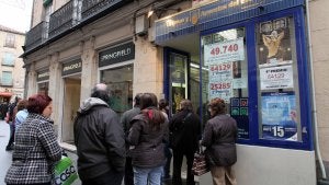 Varios clientes guardan cola para adquirir lotería de El Niño en la administración número 2 de Segovia. ::                             ANTONIO TANARRO