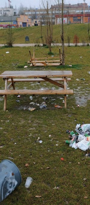 Mesas volteadas, papeleras rotas y restos de botellón. ::                             R. OTAZO