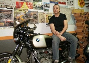 Antonio Arango posa en la BMW R90 que ahora utiliza «como moto grande». ::                             A. G. E.