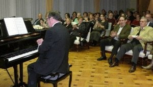 El público aplaude a Juan Valero. ::
EL NORTE