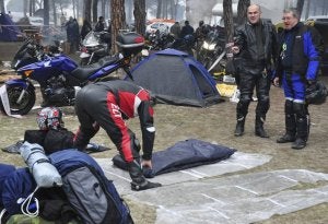 Los 'motauros' recogen sus tiendas de campaña. ::                             F. J.