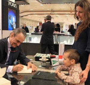 Mario Conde firma su libro a una mujer y su hijo. Henar Sastre ::                             HENAR SASTRE