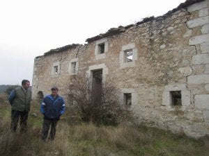 Enrique y Pepe, junto a los restos del molino de los Álamos. ::
L. SANCHO