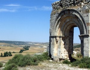 Sacramenia. Portada de la ermita de San Miguel, uno de los monumentos incluidos en al Lista Roja de Patrimonio de Hispania Nostra en Segovia. ::                             EL NORTE